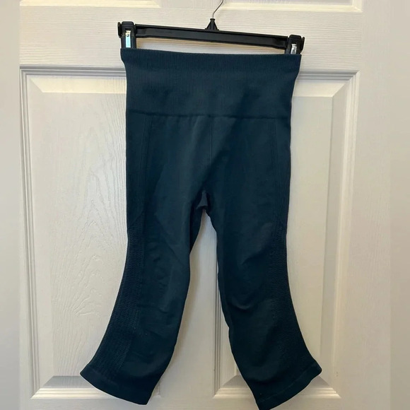 Lululemon Womens In The Flow Crop II Capri Leggings Green Jasper Size 4 - Picture 1 of 5